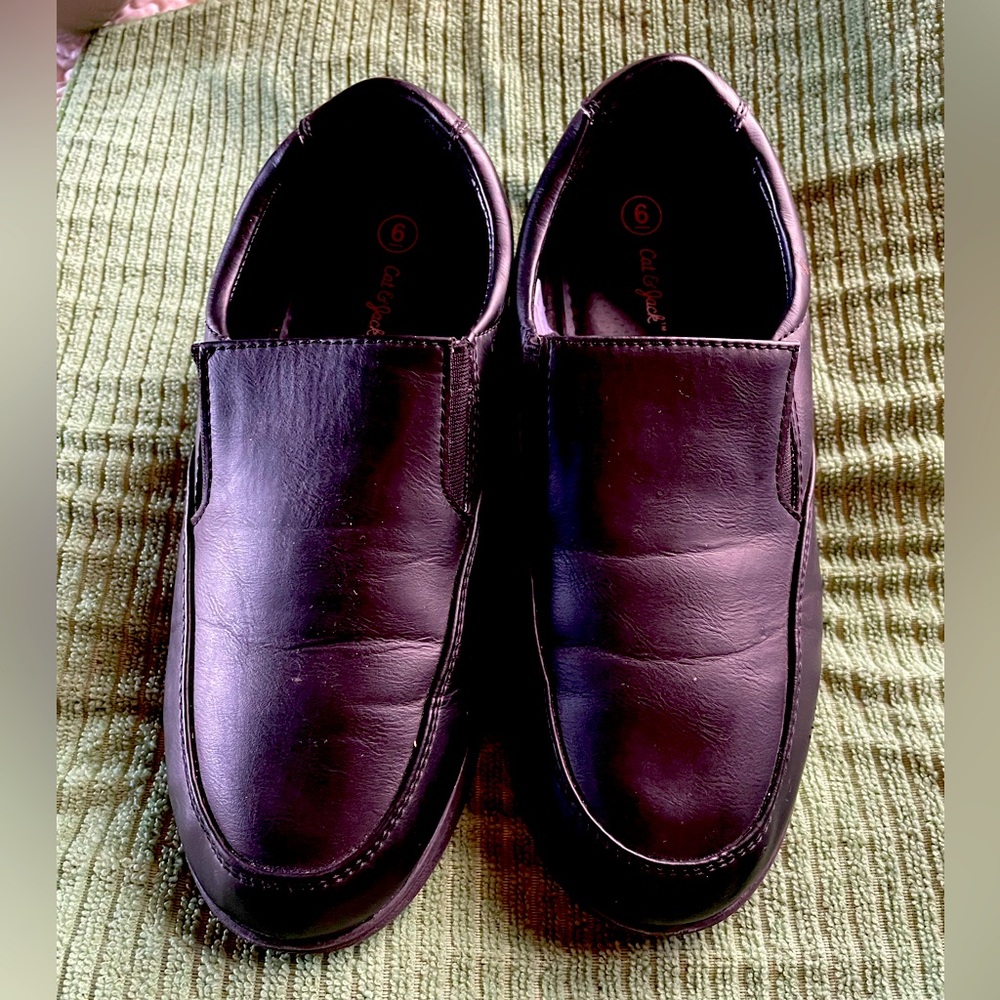 Boys shoes 👟 Cat & Jack  size 6-black pre owned in good shape!